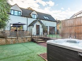 Cotswold holiday let with hot tub - The Old Garage, hotel em Chipping Norton