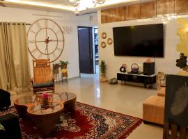 Zoey's Hill View - 120" 4K Projection Cinema, Jacuzzi, Party Up, apartment in Navi Mumbai