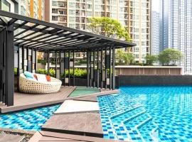 Condo in Bangkok with Swimming Pool near Malls and Train: Amphoe Phra Khanong şehrinde bir otel