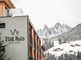 Viel Nois Guest House, hotel in Funes