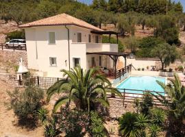 Alonissos 4-bedroom large villa with Private pool, hotel in Milia