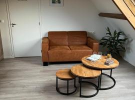 Ruim appartement met sauna, Zuidstraat 125 in Westkapelle、ヴェストカペレのビーチ周辺のバケーションレンタル