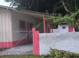 Casa aconchegante simples em Matinhos Caiobá Pr, hotel with parking in Matinhos