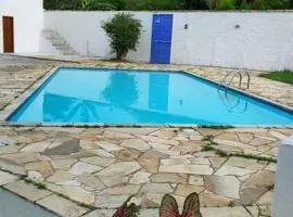 Casa com piscina bem localizada