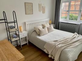 3 Bedroom House 2 stops from London Bridge, cabana o cottage a Londres