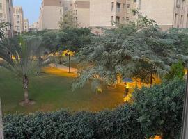 Luxurious, fully furnished and well equipped apartment with modern amenities, stunning views, and convenient location for remote work or studying from home, hôtel à Madinaty