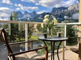 Parkland301 Sunlit 2,000 ft² Penthouse with Mtn View, hotel with pools in Canmore