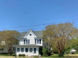 Seaside Fishing Retreat in Peaceful Village, hotel with parking in Willis Wharf
