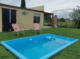 Casa con PILETA, PARRILLA y cochera cubierta, cabaña o casa de campo en Chascomús