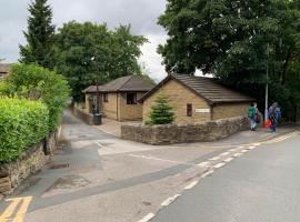 Lister Park Bradford 2bed Detached Cottage House & Parking & Cinema Screen – hotel z parkingiem w mieście Shipley