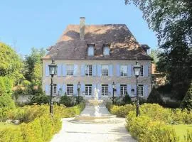 Domaine de La Barde guest rooms and suites.