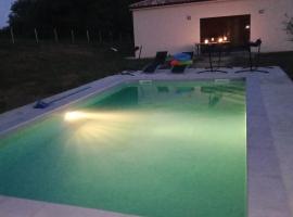 Le Relax, hotel with pools in Corgnac-sur-lʼIsle