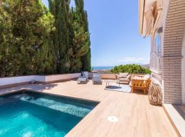 Villa con Piscina y vistas al mar, hotel con estacionamiento en Rincón de la Victoria