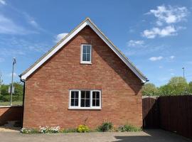 Cute 1 bedroom house with pool / ping pong table., hotel di Biggleswade