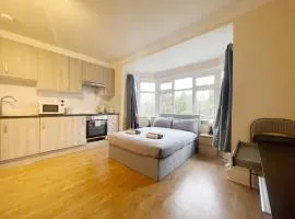 Large Cosy Property 15min from Central London