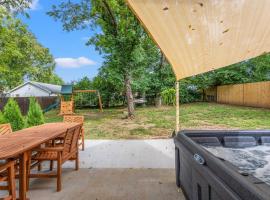 The Luxe/HotTub/Playground/12min KHP/30min Ark, cottage in Georgetown