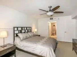 Amelie Brickell modern Condo with Pool & Balcony & Gym & Free Parking & Bayview # Walk to Everything