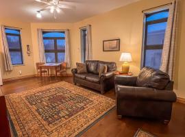 Goldfinch Suites, hotel in Elkader