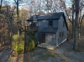 The Fern -- Private - Pet Friendly - Fireplace - River Access - Fire Pit - EV Station
