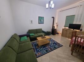 Garden house, hotel in Kashar