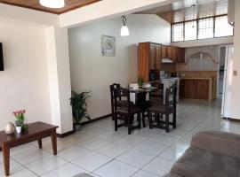 Kubo Home 4 Bedrooms 5 mins SJO Airport, apartment in Alajuela City