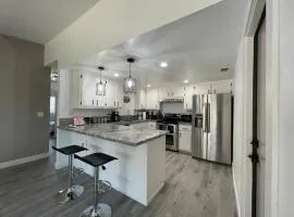 Entire Modern House with King bed & 65inTV