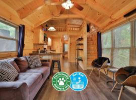 Thomas Cabin Forest Tiny Cabin With Hot Tub, hytte i Chattanooga