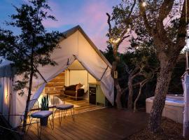 Oak Retreat Glamping With Private Hot tub, tented camp en Luckenbach