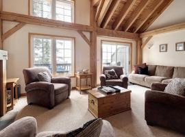 Alpine Timber Luxury Chalet w/Hot Tub, hotel en Big White