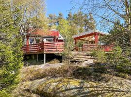 Pet Friendly Home In Gressvik With House A Panoramic View, hytte i Gressvik