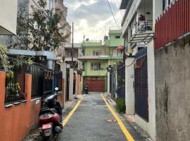 Lilen's Homestay-Entire Apartment with Private Bathroom and Kitchen, hotel en Katmandú