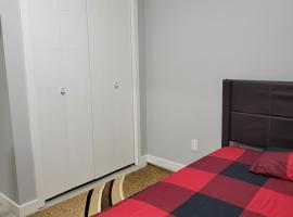 Brand New 2 Bedroom Basement Suite with Wifi, hotel v mestu Edmonton