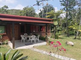 Maison en bois au Mont mou, hotell med parkering i Païta