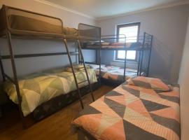 Dublin Airport Big rooms with bathroom outside room - kitchen only 7 days reservation: Dublin şehrinde bir pansiyon