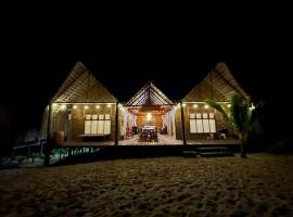 Cheerful 3-bedroom holiday beach cabin., hotel in Inhambane