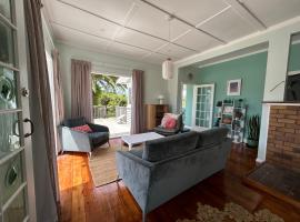Green Turtle Cottage, vacation home in Pukenui