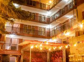 The Muglan Hotel and Restaurant، فندق مع موقف سيارات في بهاكتابور