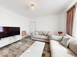 Modern 3 bedroom House with garden & private parking, hotel in Hounslow