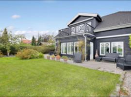 Eksklusivt hus på 250 m2 i naturskønne omgivelser, cabaña o casa de campo en Hørsholm