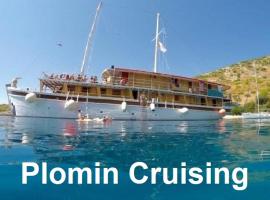 Traditional gulet, cruises & events, nastanitev na čolnu oz. ladji v Splitu