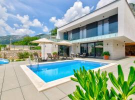 Excellent Villa Oasis with a pool, Hotel in Grižane