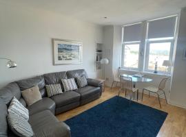 Millport Beach Apartment, Crichton St, sea views, hotel in Millport