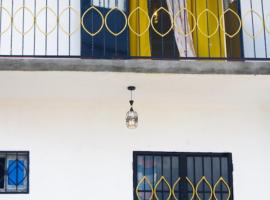 Studio meubl&eacute; &agrave; bas prix (salon, chambre, douche, cuisine), hotel com estacionamento em Yasika