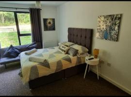 Brentwood Town Retreat - Large 2 bedroom apartment, hotel en Brentwood