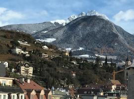 Theatre Lodge Attico teatro, cabin in Merano