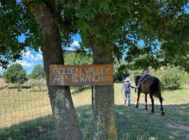 Golden Valley apartment & ranch, hotell i Martinski