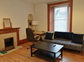 Stylish one bed flat with private parking, apartment in Aberdeen