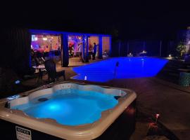 Lake Hamilton Pool House with Cabana and NEW hot tub!, rumah kotej di Hot Springs