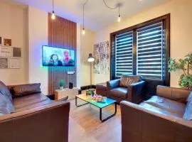Newcastle CITY Apartments,4 BEDROOM HOUSE,FREE STREET PARKING,8 SINGLE BEDS,FULL KITCHEN,ALL ROOMS WITH TVs,NETFLIX