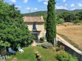 Les Tarraïettes au pied du Luberon, cabaña o casa de campo en Lourmarin